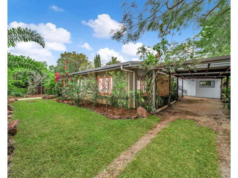 8 Mimosa Street, Holloways Beach QLD 4878