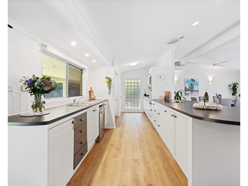 19 Hadrian Avenue, Mooroobool QLD 4870