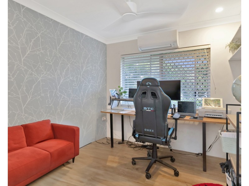 19 Hadrian Avenue, Mooroobool QLD 4870