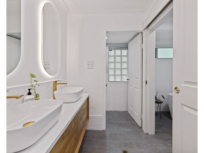 19 Hadrian Avenue, Mooroobool QLD 4870