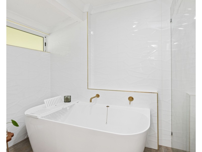 19 Hadrian Avenue, Mooroobool QLD 4870