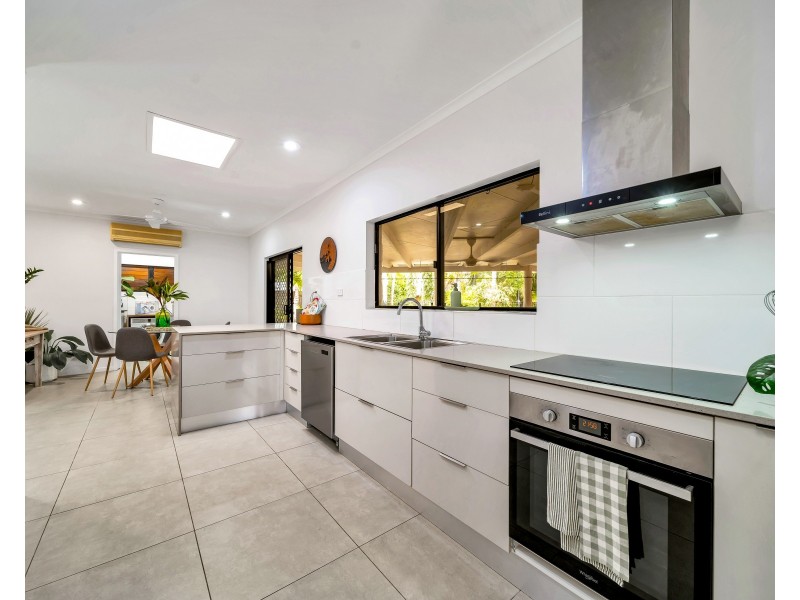 7 Carbeen Close, Holloways Beach QLD 4878