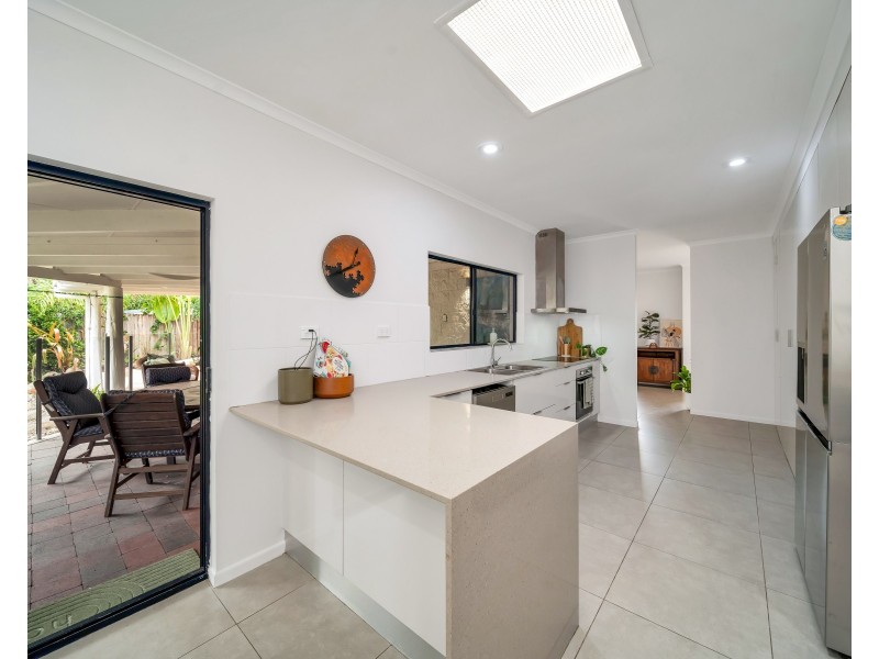 7 Carbeen Close, Holloways Beach QLD 4878