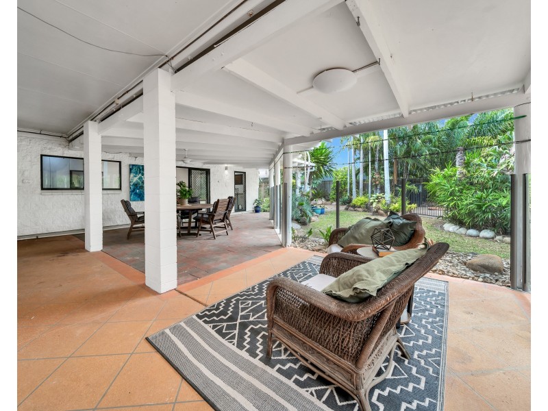 7 Carbeen Close, Holloways Beach QLD 4878