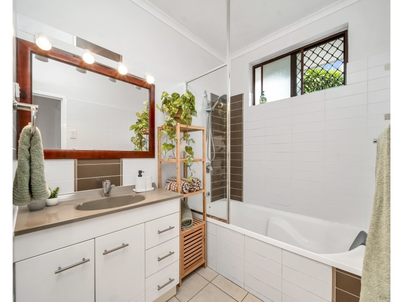 7 Carbeen Close, Holloways Beach QLD 4878
