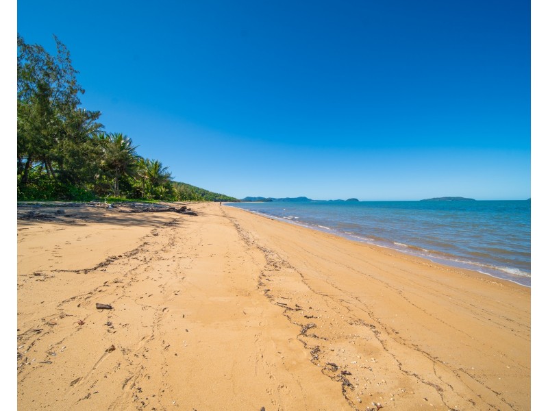 42 Luff Street, Hull Heads QLD 4854