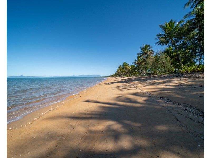 42 Luff Street, Hull Heads QLD 4854