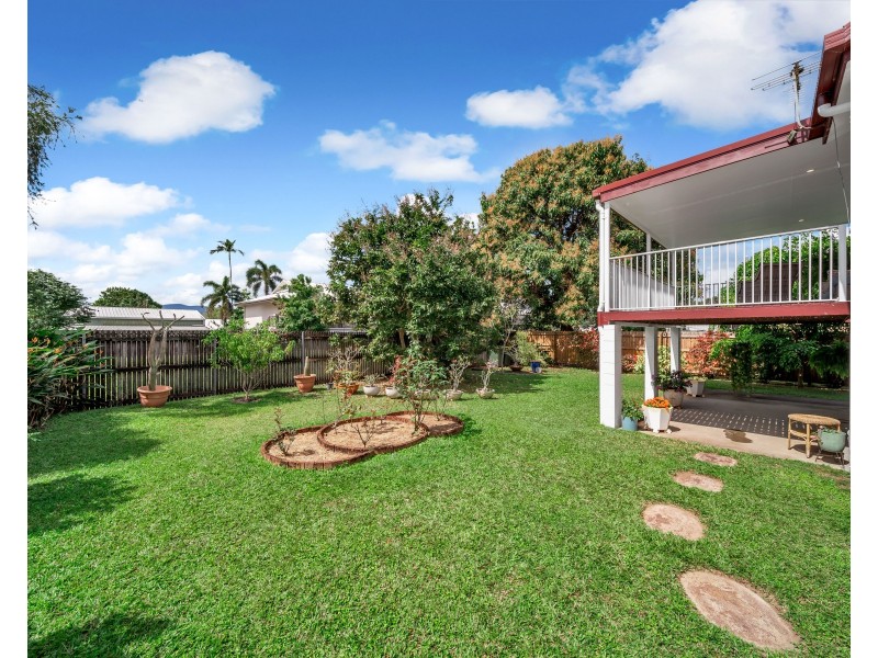 18 Downing St, Earlville QLD 4870