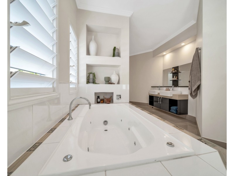 61 Fretwell Road, White Rock QLD 4868