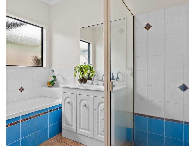 1 Spowatt Close, Kanimbla QLD 4870