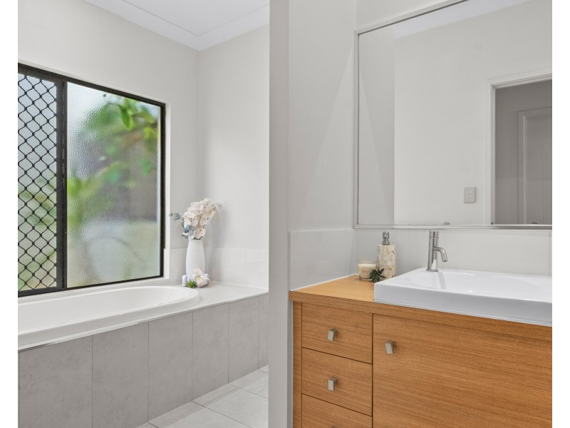 3  Eleanor Close, Mooroobool QLD 4870