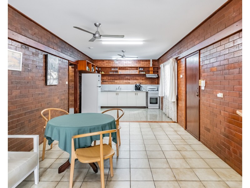 9 Mimosa Street, Holloways Beach QLD 4878