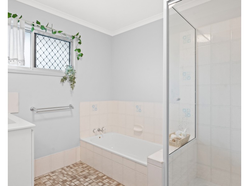 4 Moana Close, Woree QLD 4868