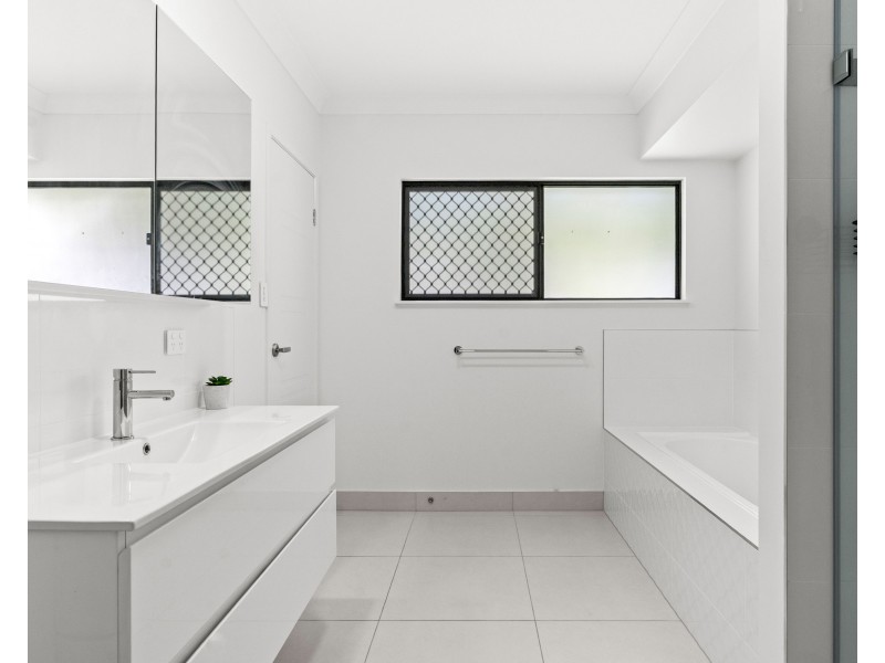 4  Horseshoe Court, Clifton Beach QLD 4879