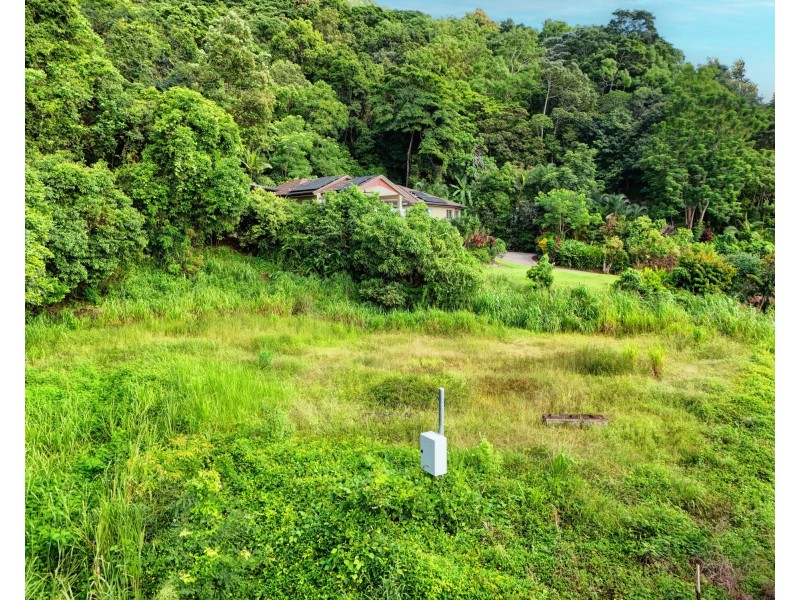 8 Julian Close, Mooroobool QLD 4870