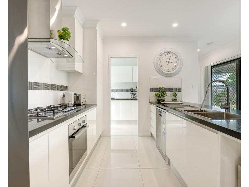 11 Girringun Parade, Mount Peter QLD 4869