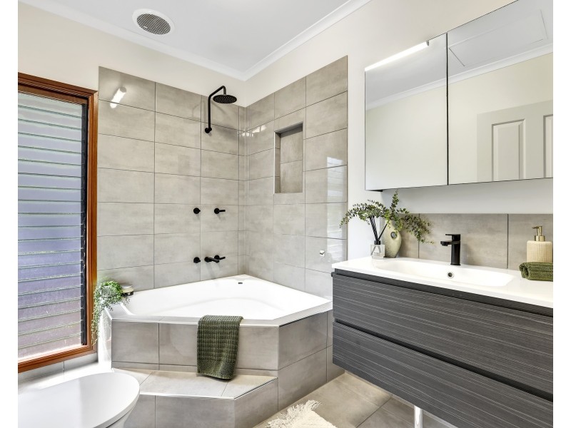 4 Donnelly Close, Brinsmead QLD 4870