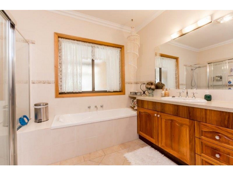 24 Lambourn Drive, Wodonga VIC 3690