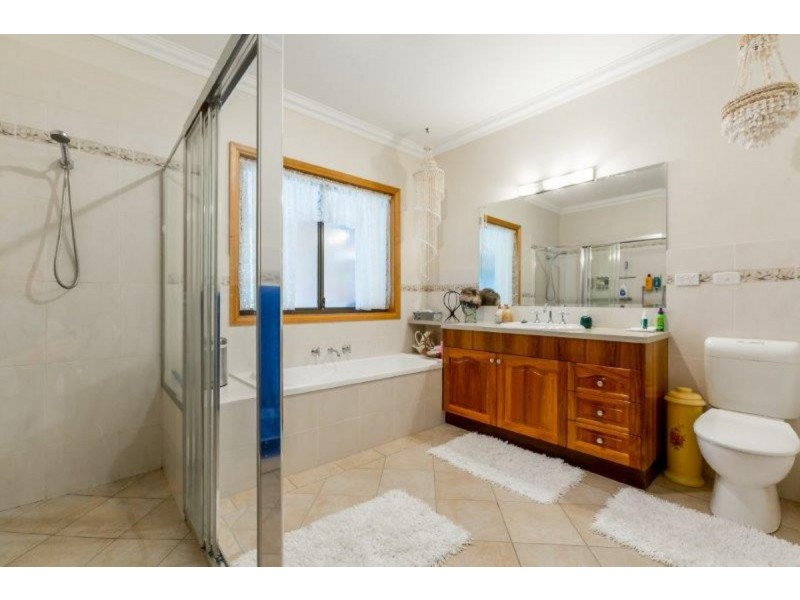 24 Lambourn Drive, Wodonga VIC 3690