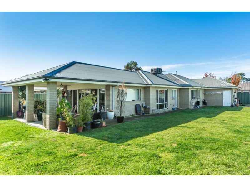 44 Champions Drive, Albury NSW 2640