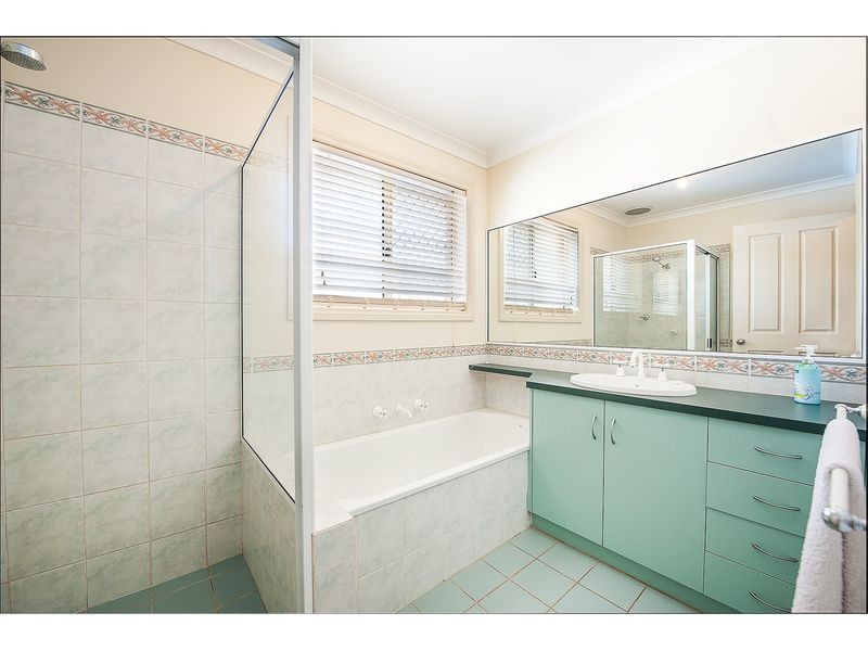 18 Orchard Way, Lavington NSW 2641