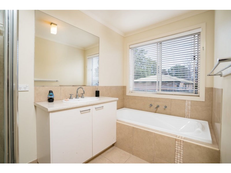 11 Kurrajong Crescent, West Albury NSW 2640