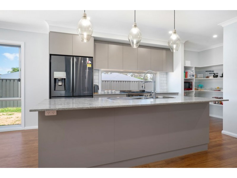 2 Blue Wren Close, Thurgoona NSW 2640
