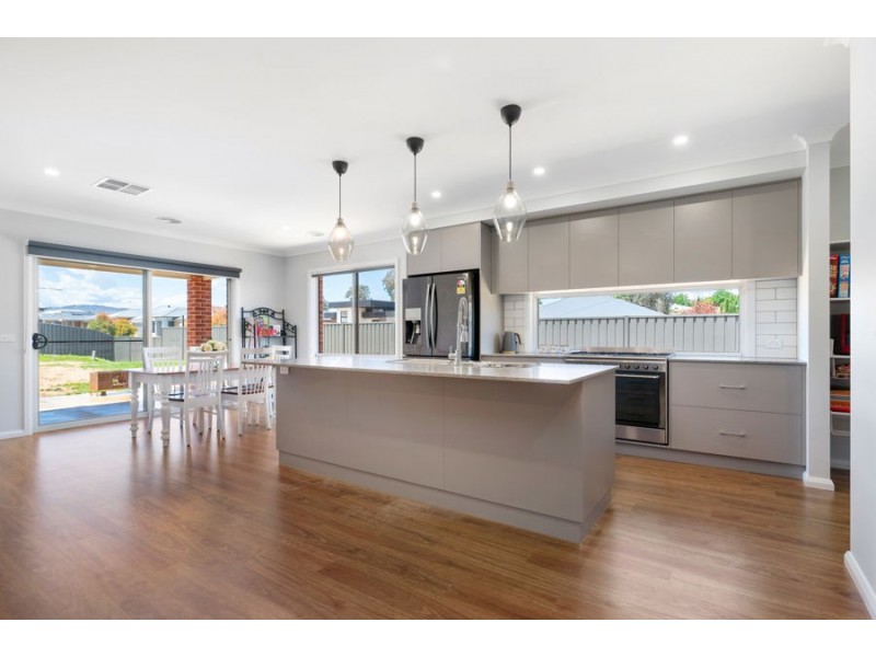 2 Blue Wren Close, Thurgoona NSW 2640