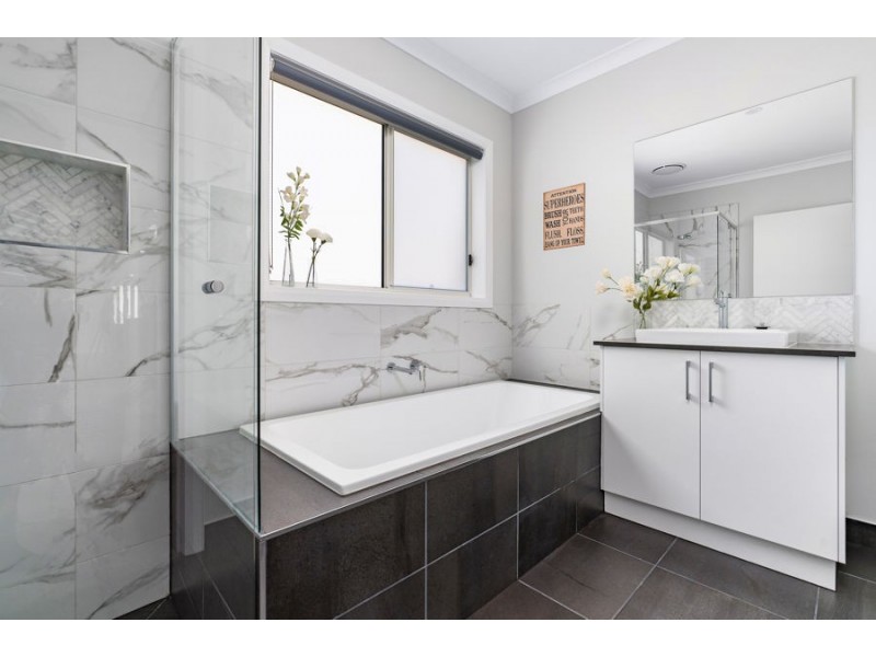 2 Blue Wren Close, Thurgoona NSW 2640