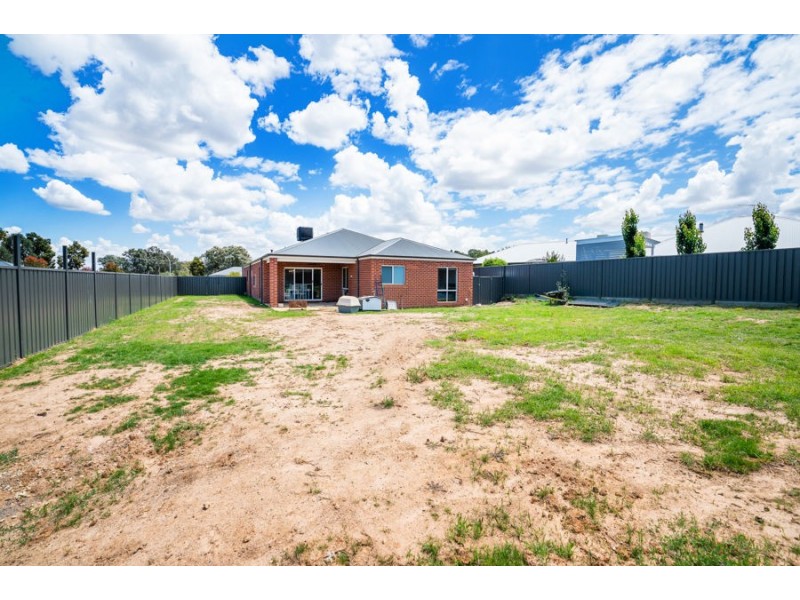 2 Blue Wren Close, Thurgoona NSW 2640