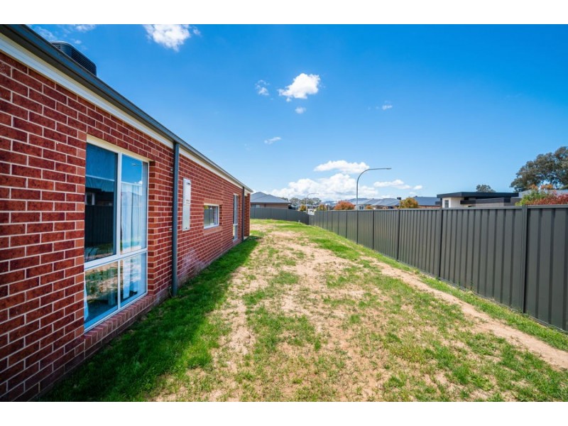2 Blue Wren Close, Thurgoona NSW 2640
