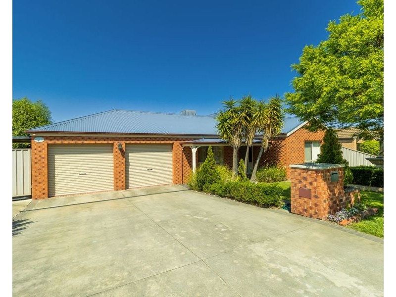 11 Dillagar Place, Lavington NSW 2641