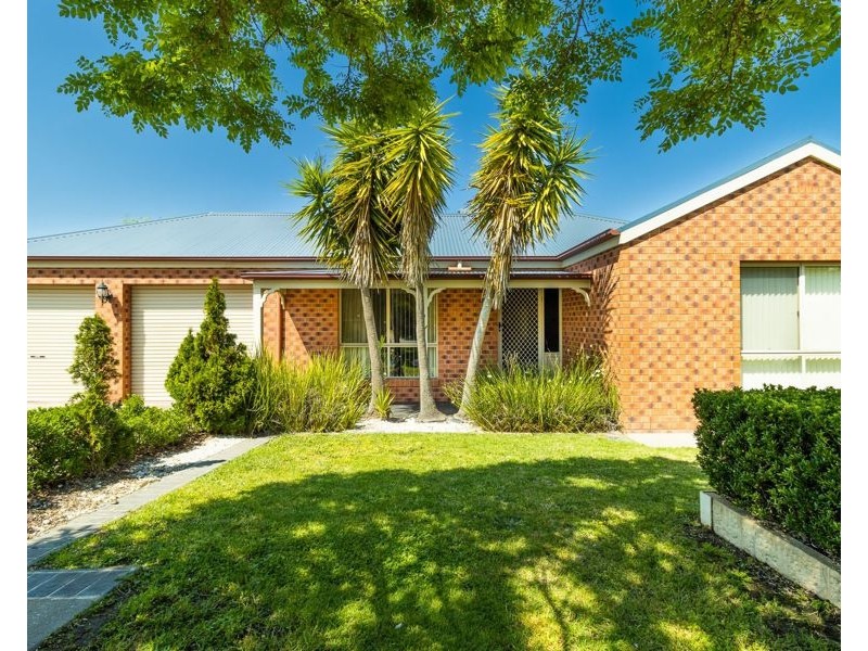 11 Dillagar Place, Lavington NSW 2641
