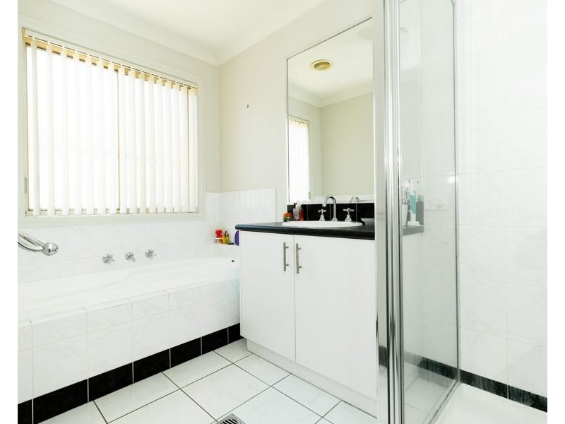 11 Dillagar Place, Lavington NSW 2641