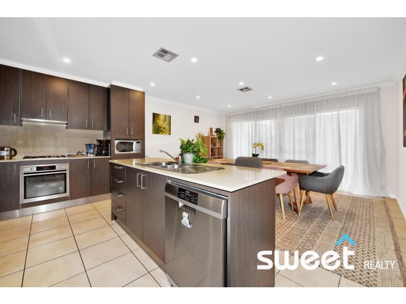 39 Purvis Avenue, Potts Hill NSW 2143