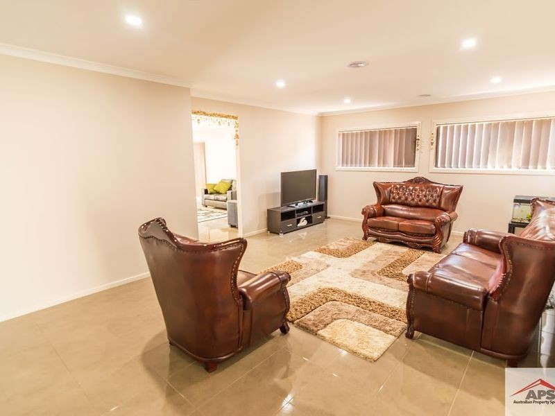 16 Lanthorn Crescent, Cranbourne East VIC 3977