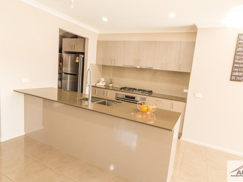 16 Lanthorn Crescent, Cranbourne East VIC 3977