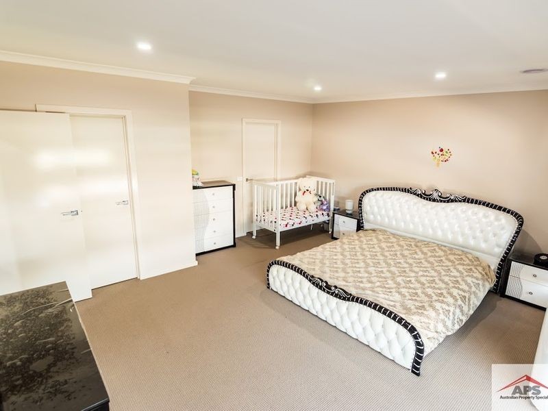 16 Lanthorn Crescent, Cranbourne East VIC 3977
