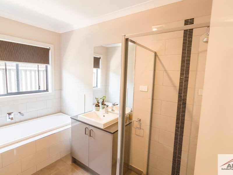 16 Lanthorn Crescent, Cranbourne East VIC 3977