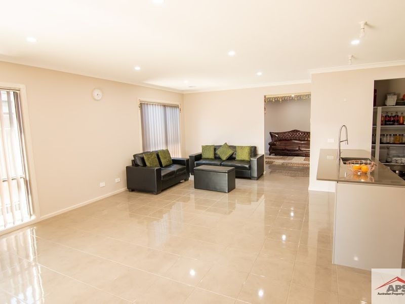 16 Lanthorn Crescent, Cranbourne East VIC 3977