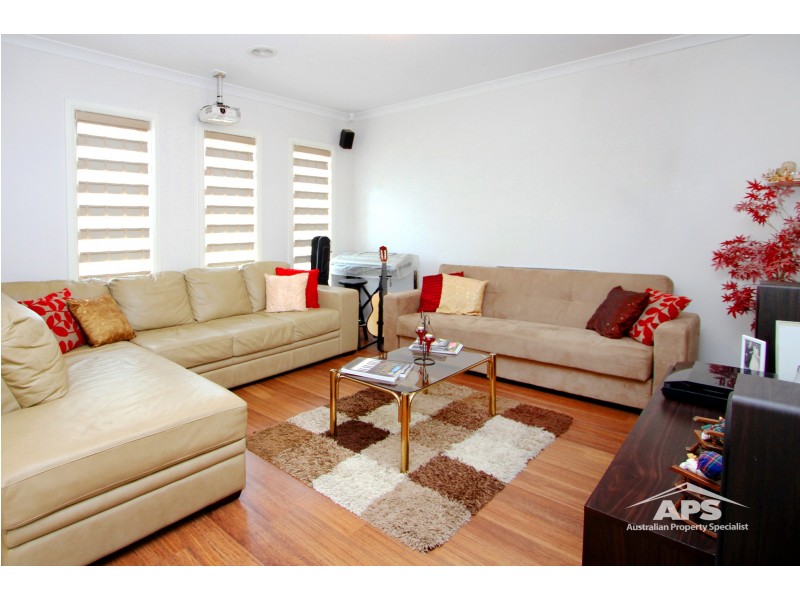 8 BIMBERRY CIRCUIT, Clyde VIC 3978