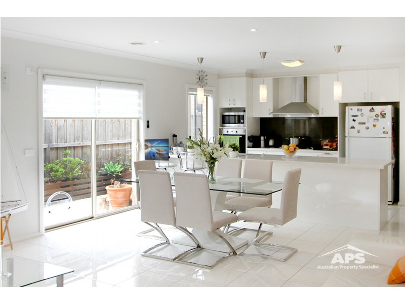 8 BIMBERRY CIRCUIT, Clyde VIC 3978