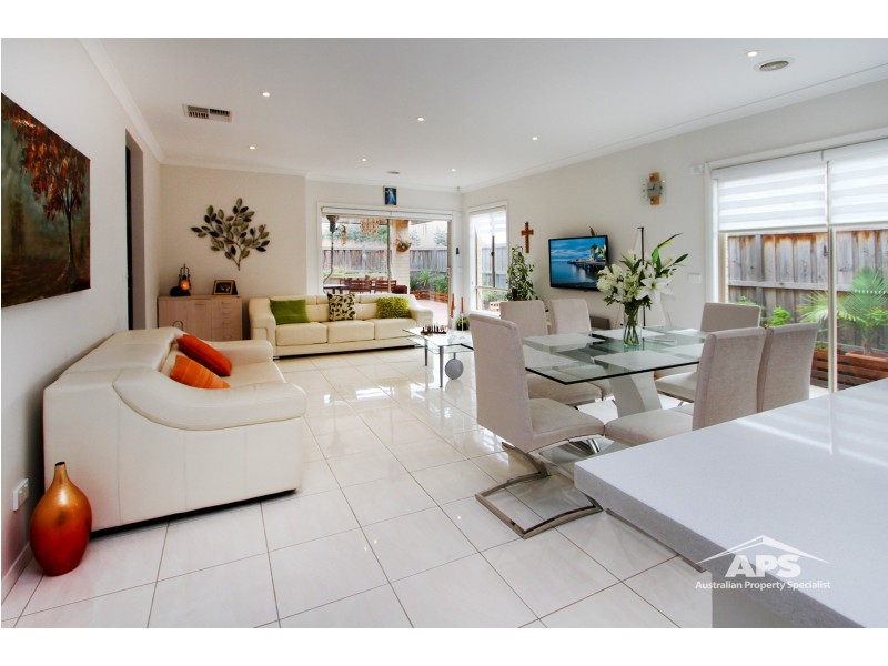 8 BIMBERRY CIRCUIT, Clyde VIC 3978