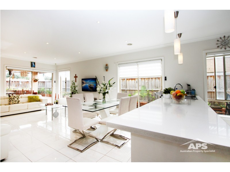 8 BIMBERRY CIRCUIT, Clyde VIC 3978