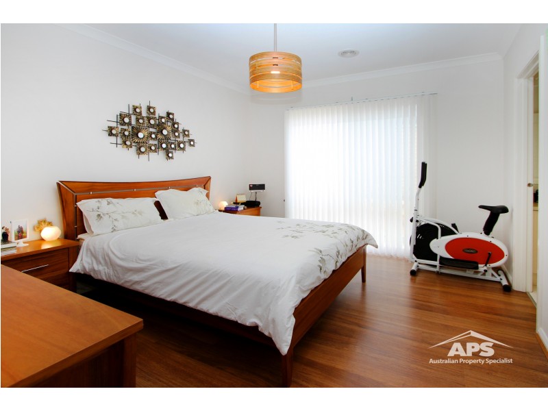 8 BIMBERRY CIRCUIT, Clyde VIC 3978