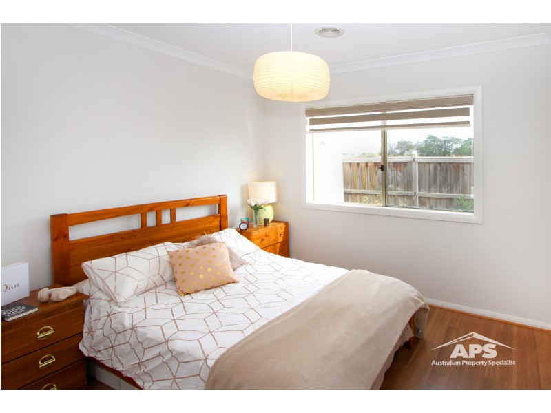 8 BIMBERRY CIRCUIT, Clyde VIC 3978