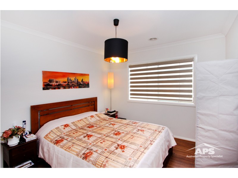 8 BIMBERRY CIRCUIT, Clyde VIC 3978