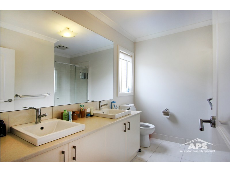 8 BIMBERRY CIRCUIT, Clyde VIC 3978