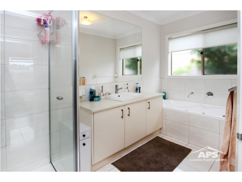 8 BIMBERRY CIRCUIT, Clyde VIC 3978