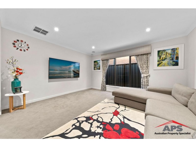 13 Calibre Circuit, Clyde North VIC 3978